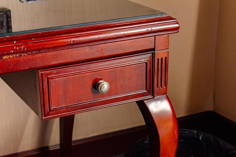 меблі з червоного дерева